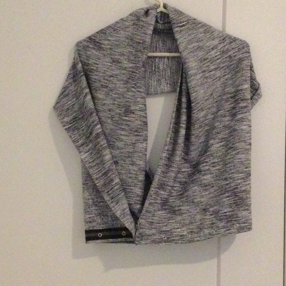 Lululemon’s ivivva brand wrap / scarf